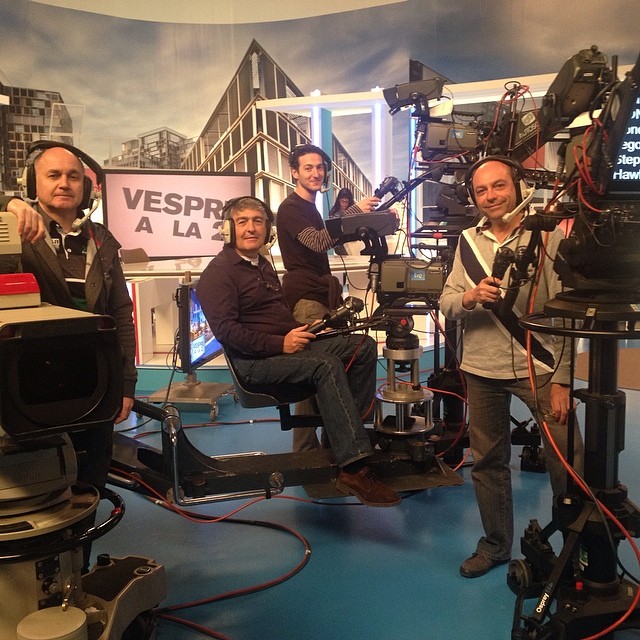 Us presento el meravellós equip de càmeres de Vespre a La 2 Saben posar per a la foto, oi?