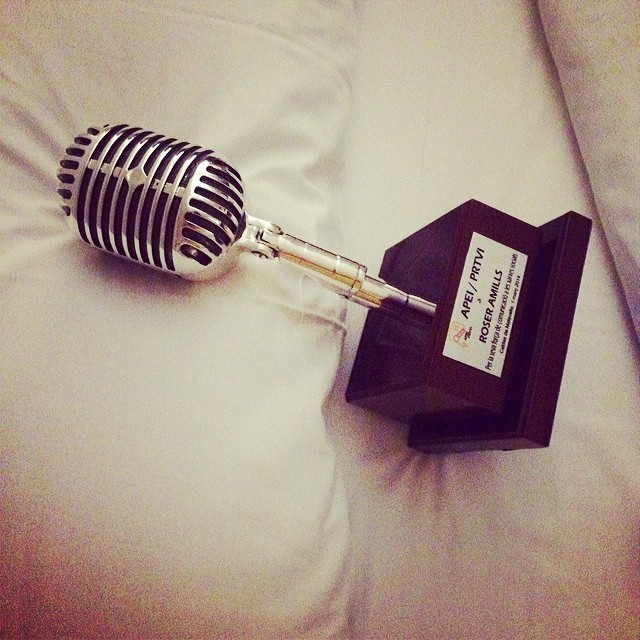 En la cama con mi micrófono de los #premiosapei2014 ;))