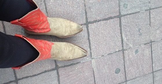 Las botas rojas me protegen del gris ;)) - Roser Amills, escritora mallorquina