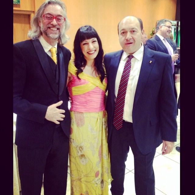 Roser Amills con Constantino Mediavilla y Víctor Amela #premiosapei2014