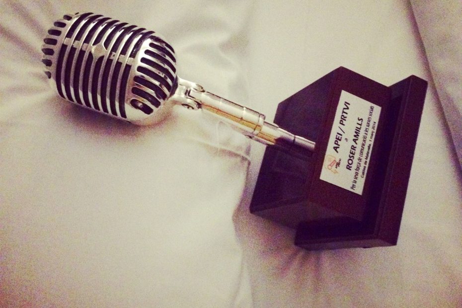 Microfono De Plata De Informadsores Premios Apei 2014 Roser Amills