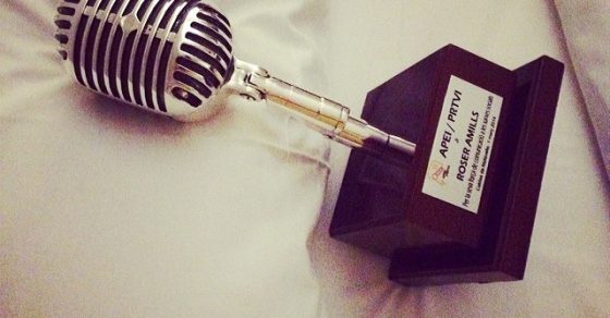 En la cama con mi micrófono de los #premiosapei2014 ;)) 1 Microfono de plata roser amills premio apei