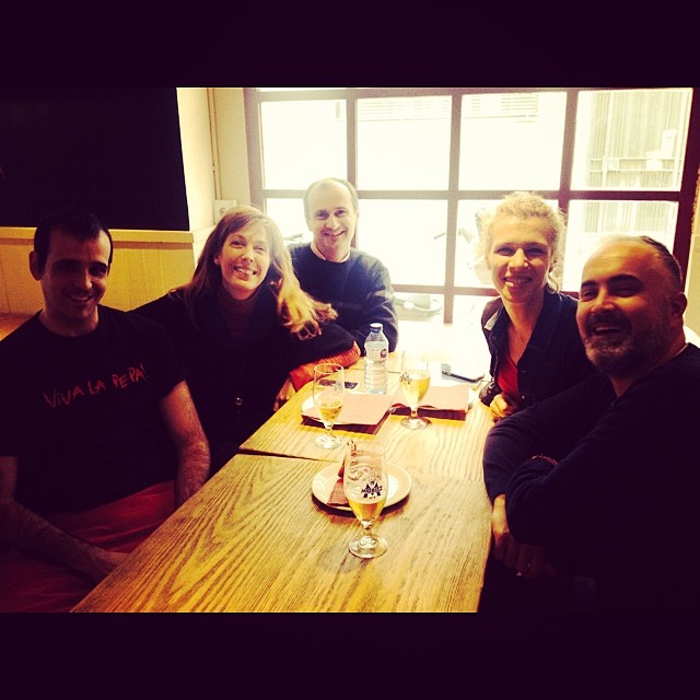 Reunión de jueves de Roser Amills en el Pepa Tomate con Màbel Martí, Carme Gasull i Óscar Moré