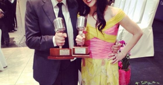 Roser Amills amb Quim Barnola, director de Vespre a La 2, premio APEI de informadores