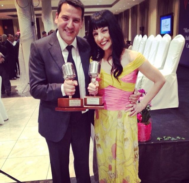 Roser Amills amb Quim Barnola, director de Vespre a La 2, premio APEI de informadores