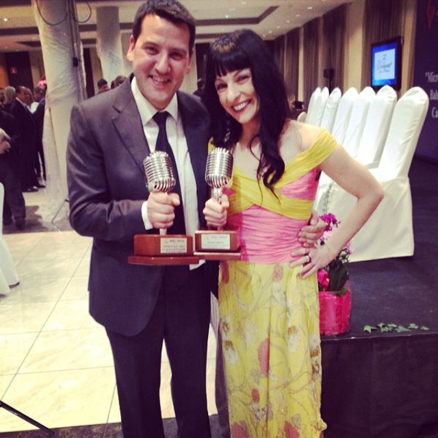 Roser Amills amb Quim Barnola, director de Vespre a La 2, premio APEI de informadores