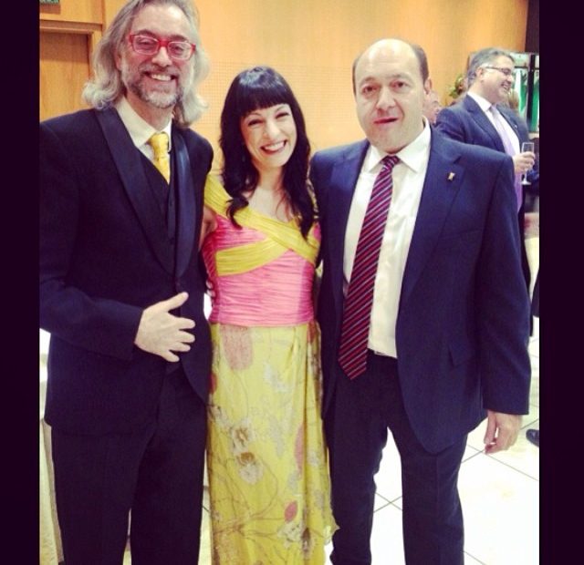 Roser Amills Con Constantino Mediavilla Y Victor Amela Premios Apei 2014