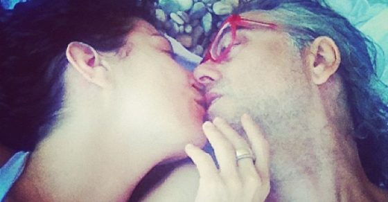 Corresponde recordar el #bedselfie tras siesta playera ;)) 5 Roser amills victor amela beso