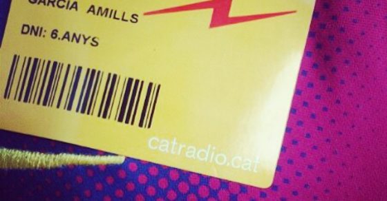 Acreditacion del hijo pequeño de Roser Amills, Juan, en Catalunya Radio