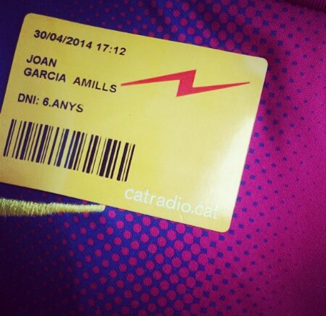 Acreditacion del hijo pequeño de Roser Amills, Juan, en Catalunya Radio