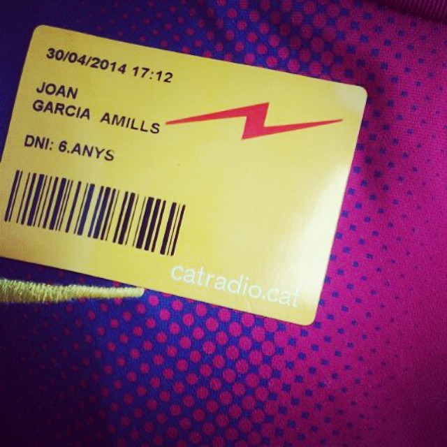 Acreditacion del hijo pequeño de Roser Amills, Juan, en Catalunya Radio