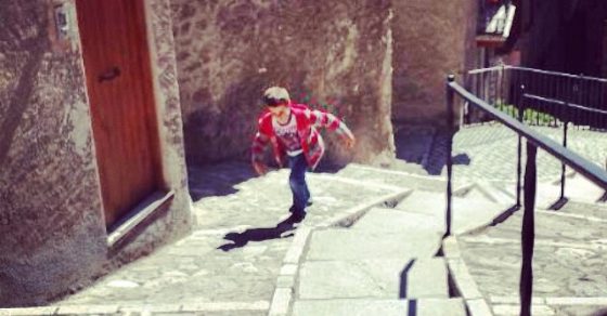 El hijo pequeño de Roser Amills, juan, corriendo