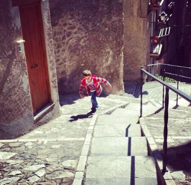 El hijo pequeño de Roser Amills, juan, corriendo