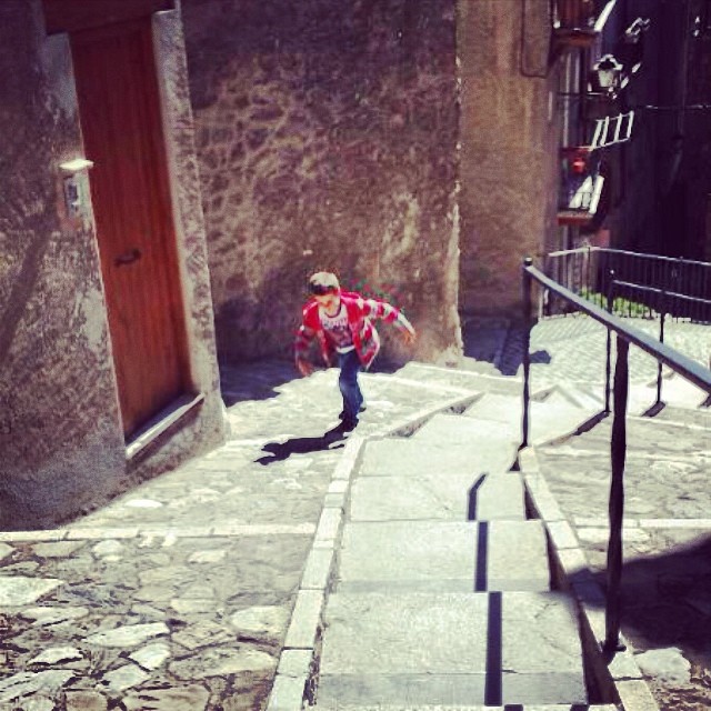 El hijo pequeño de Roser Amills, juan, corriendo