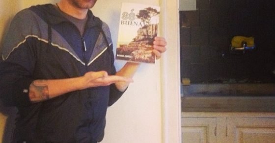 Lector con la novela se buena de roser amills