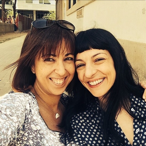 Roser Amills y la lectora Campanilla021 haciéndose un selfie sonrientes