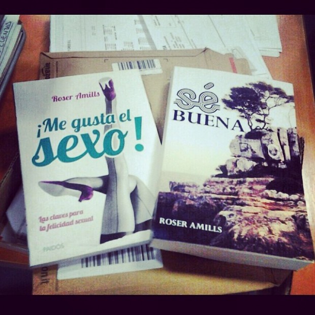 Ejemplares de ¡Me gusta el sexo! y Sé buena de Roser Amills sobre un paquete abierto