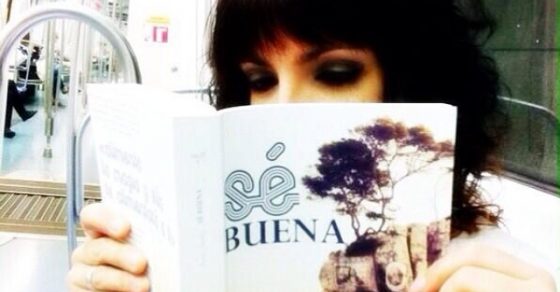 Aquí tenemos a la maravillosa Nuri Escobedo adentrándose en el mundo de las hadas "traviesas" de #sébuena 5 novela se buena de roser amills