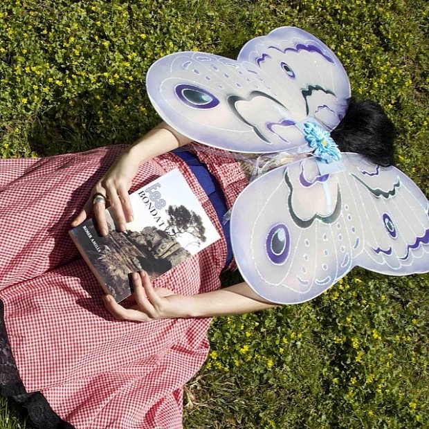 Roser Amills con alas de Hada por Guy Aelbrecht