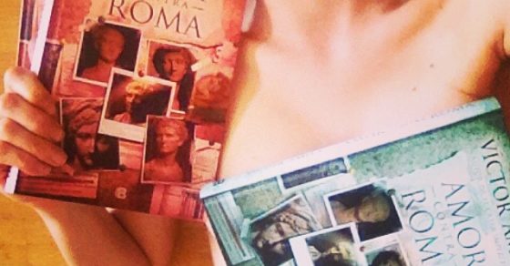 Roser Amills Con Ejemplares De Amor Contra Roma De Victor Amela