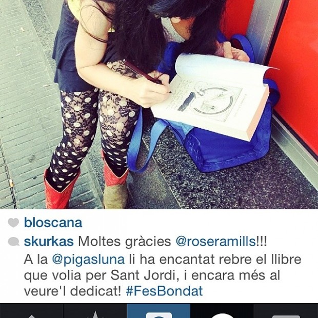 Pigas Luna escribiendo una dedicatoria en un libro sobre una mochila azul, y debajo el mensaje de agradecimiento de Skurkas en Instagram