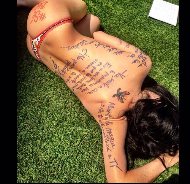 Roser Amills desnuda piel escrita