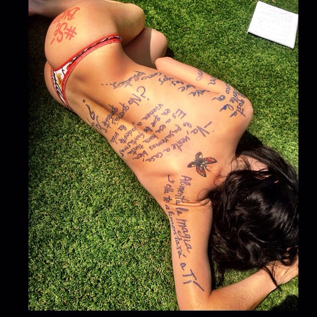 Roser Amills desnuda piel escrita