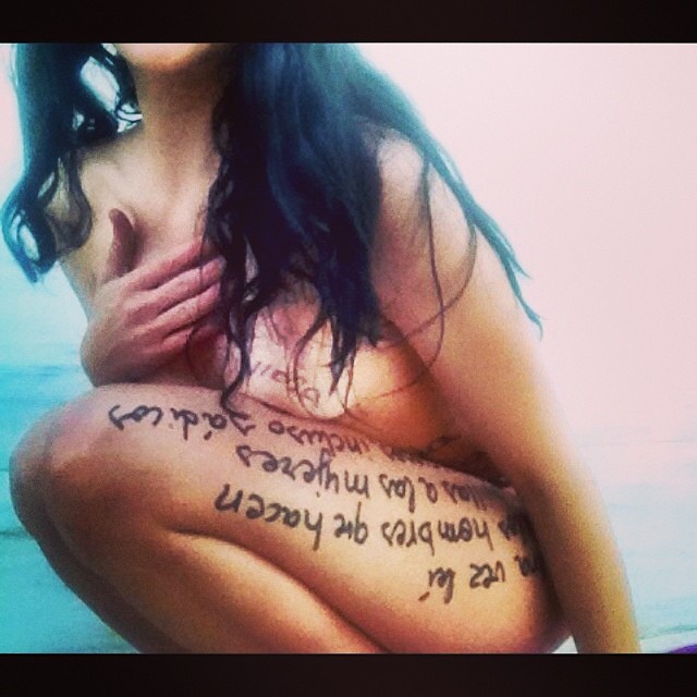 Roser Amills desnuda piel escrita