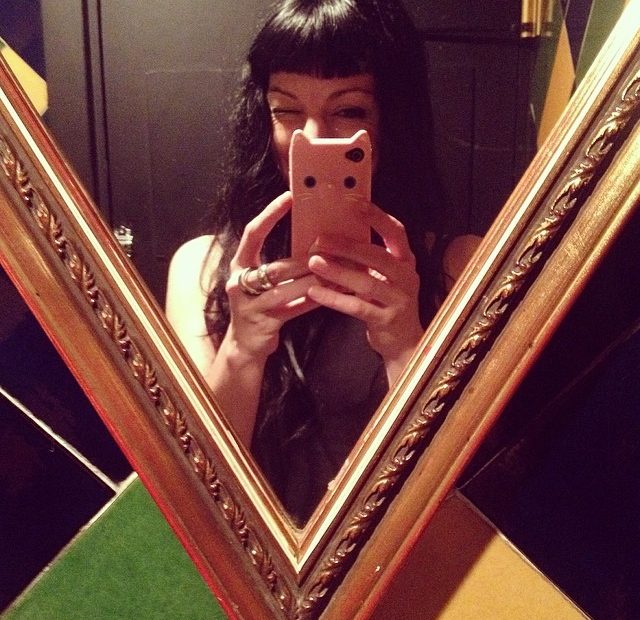 Roser Amills Espejo Triangular Del Magic