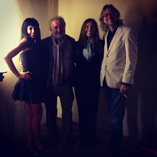 Roser Amills y Víctor Amela posando con otras dos personas en un photocall improvisado