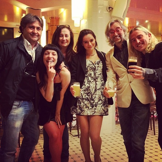 Roser Amills y Víctor Amela con amigos y copas de cerveza en la antigua fábrica Estrella Damm
