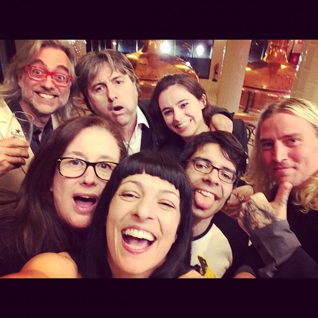Roser Amills y Víctor Amela en un selfie de grupo con amigos entre las cubas de cobre de la antigua fábrica Estrella Damm