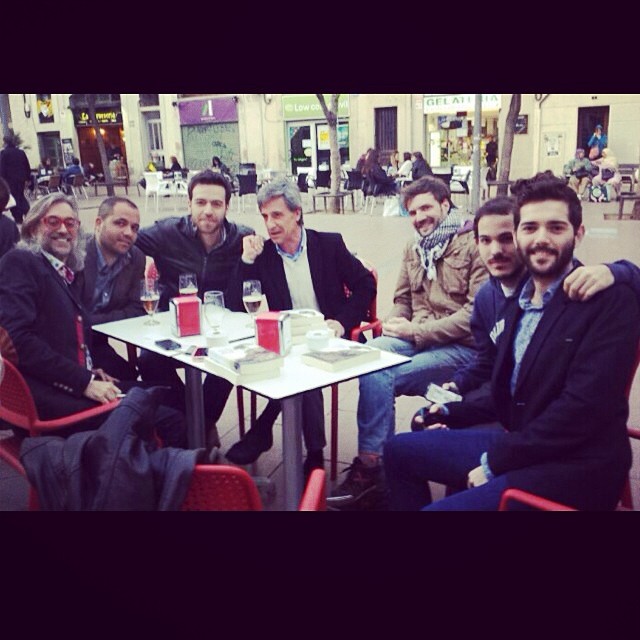 Víctor Amela con un grupo de jóvenes en una terraza de la plaça de la Vila de Gràcia
