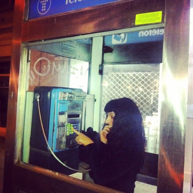 Roser Amills cabina de telefono - Roser Amills, escritora mallorquina