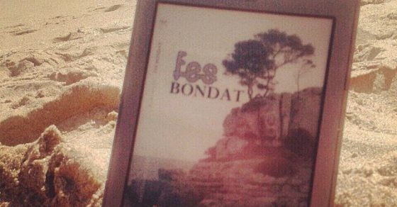 Platja, relax i #fesbondat ;)) El trobaràs a Amazon per 3€ - Roser Amills, escritora mallorquina