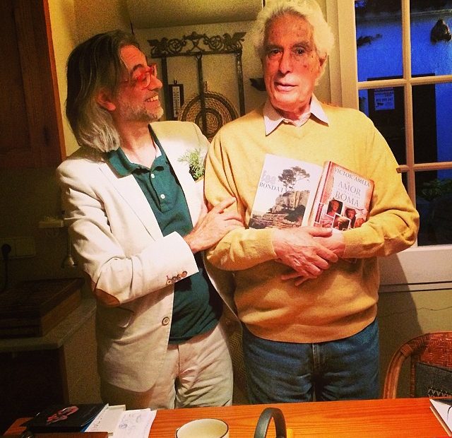 Antoni Pitxot con la novela Se buena de Roser Amills