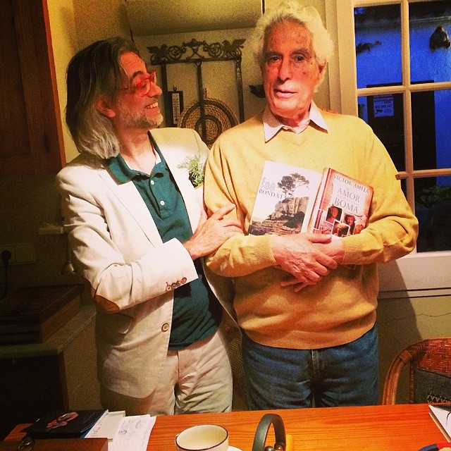 Antoni Pitxot con la novela Sé buena de Roser Amills