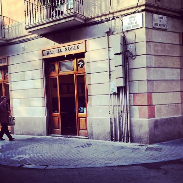 Fachada del Bar El Roble en el barrio de Gràcia, Barcelona