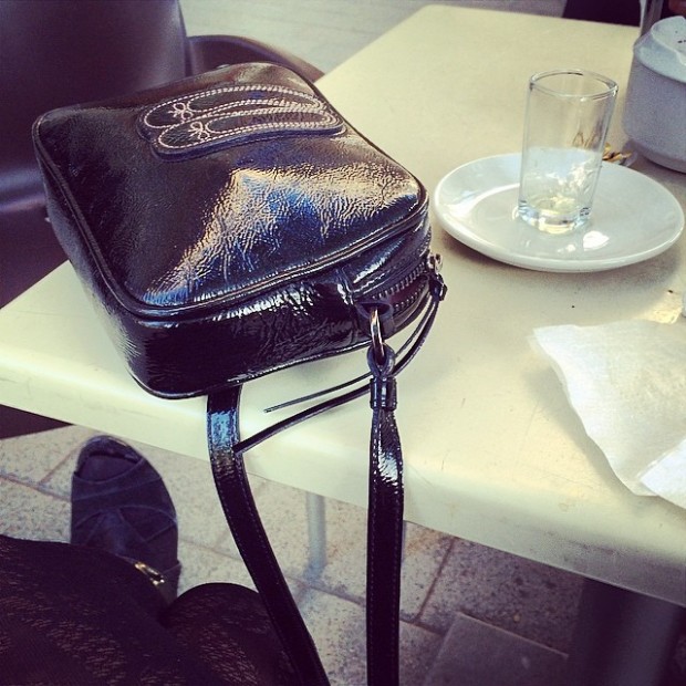 Bolso negro sobre la mesa de un café