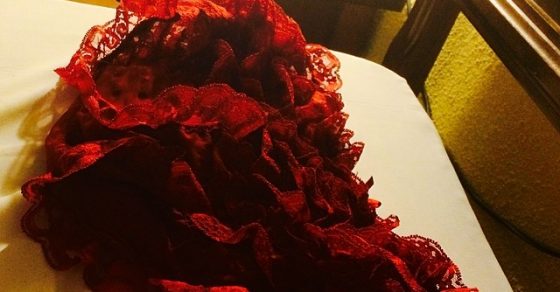 bragas rojas de roser amills en la habitacion del hotel