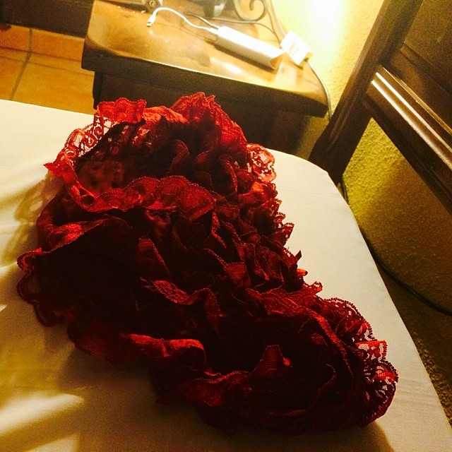 bragas rojas de roser amills en la habitacion del hotel