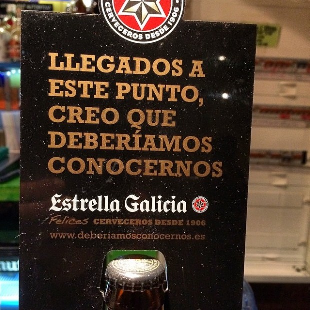 Cartel de Estrella Galicia con el lema «Llegados a este punto, creo que deberíamos conocernos»