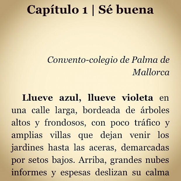 Página del capítulo 1 de Sé buena, «Convento-colegio de Palma de Mallorca»: «Llueve azul, llueve violeta»