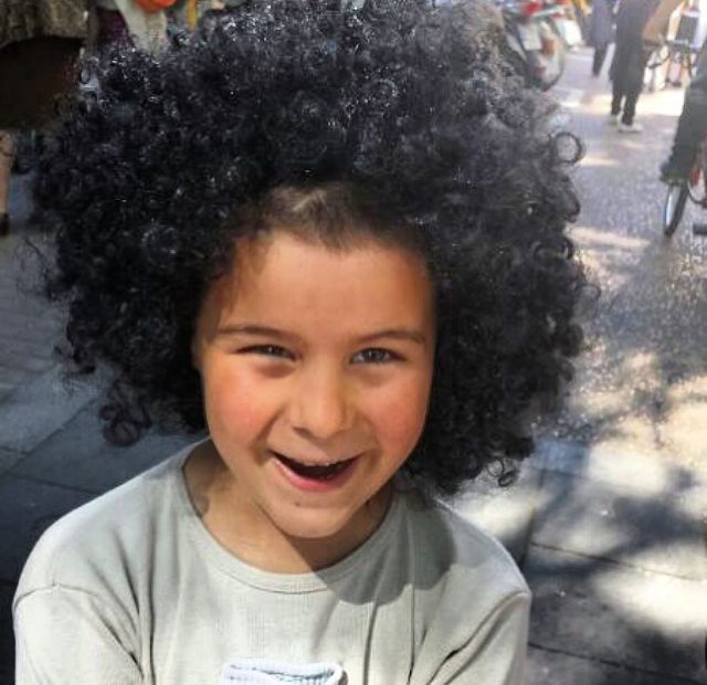 Hijo de roser amills, juan felix garcia amills, con peluca