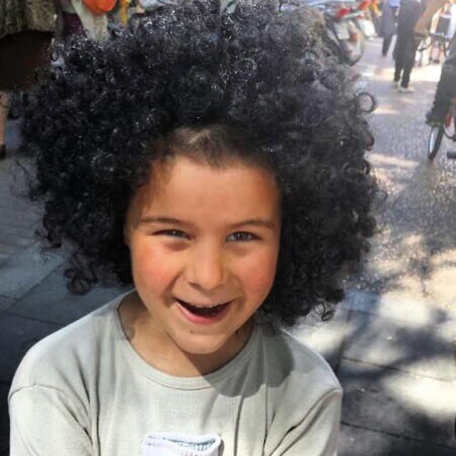 Hijo de roser amills, juan felix garcia amills, con peluca