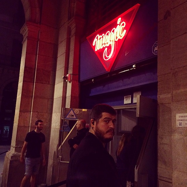 Rótulo de neón rojo de la discoteca Magic, de noche, en un soportal de Barcelona