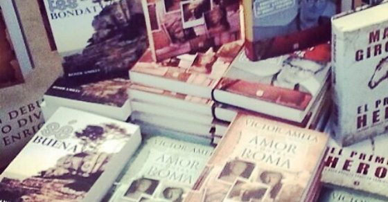 Pila De Libros De Roser Amills Y Victor Amela En Una Libreria