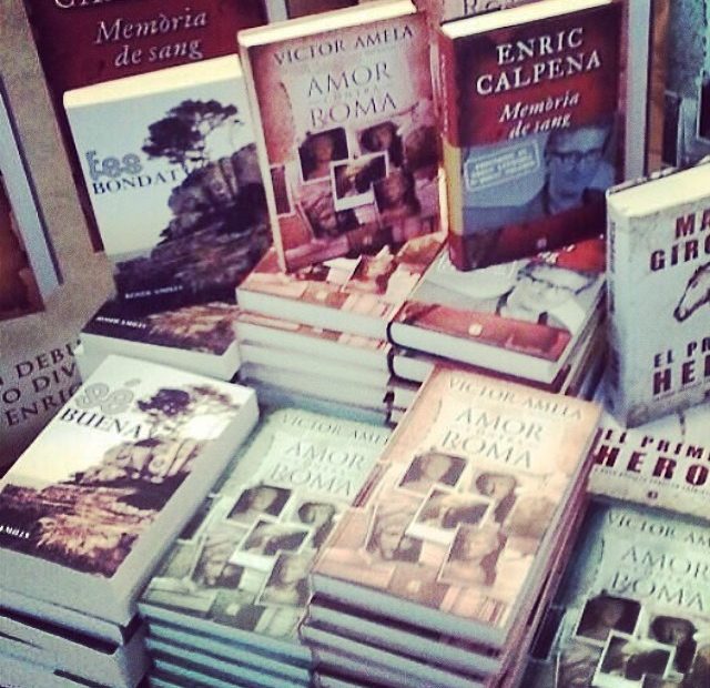 Pila De Libros De Roser Amills Y Victor Amela En Una Libreria