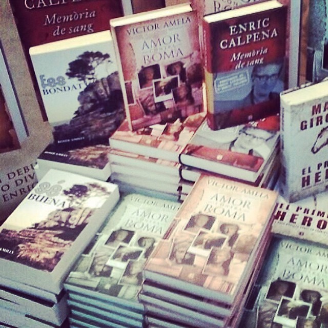 Pila De Libros De Roser Amills Y Victor Amela En Una Libreria