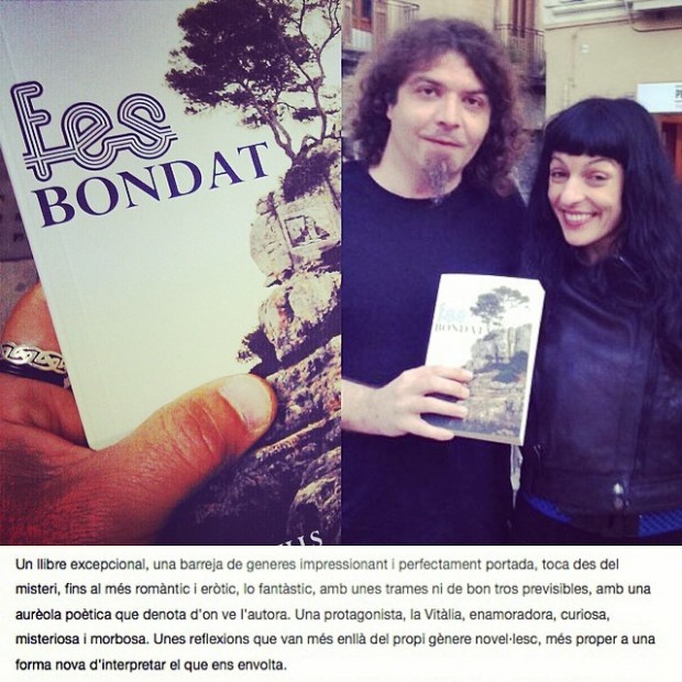 Txus García y Roser Amills posan con un ejemplar de Fes bondat; debajo, su reseña en catalán